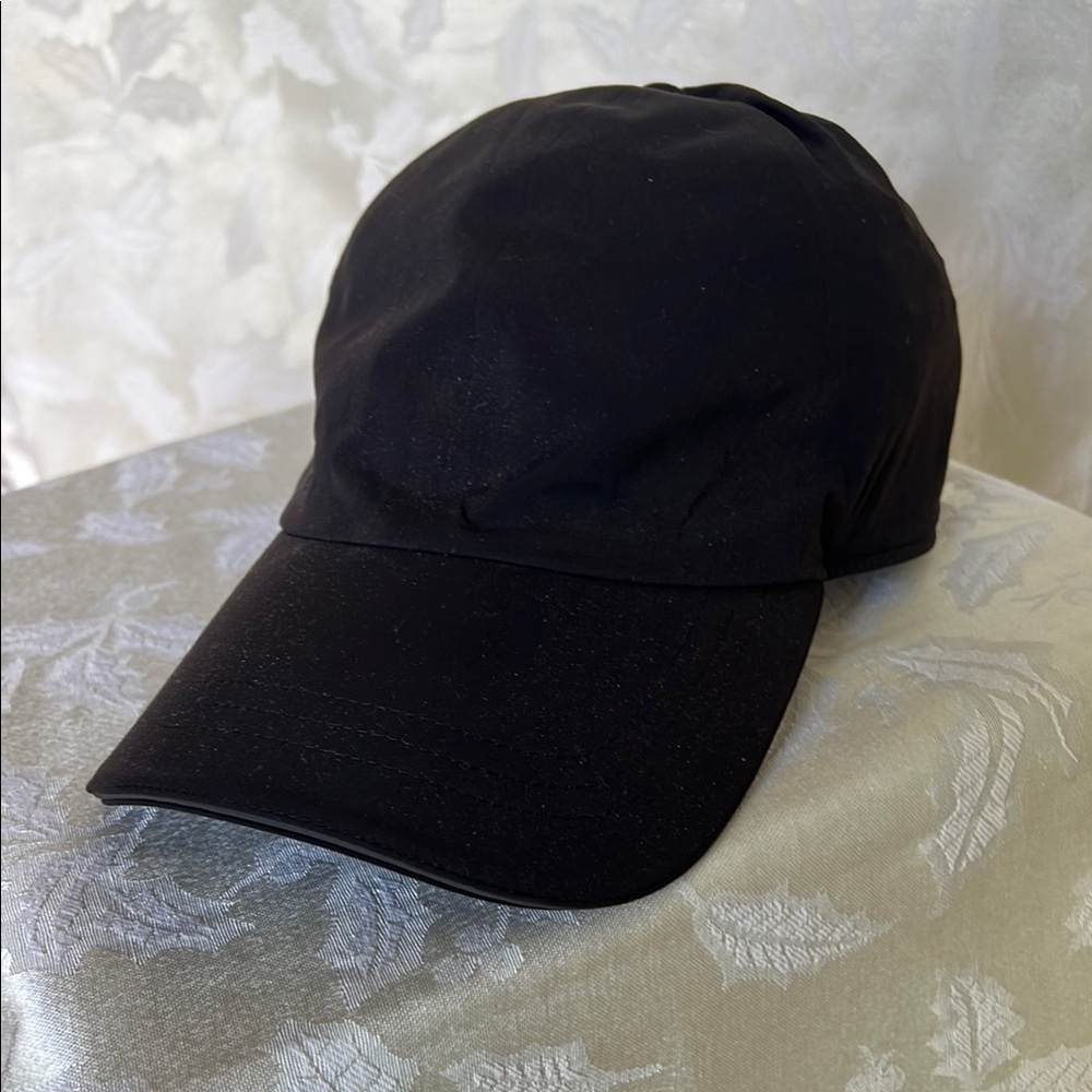 LULULEMON BLACK BASEBALL CAP